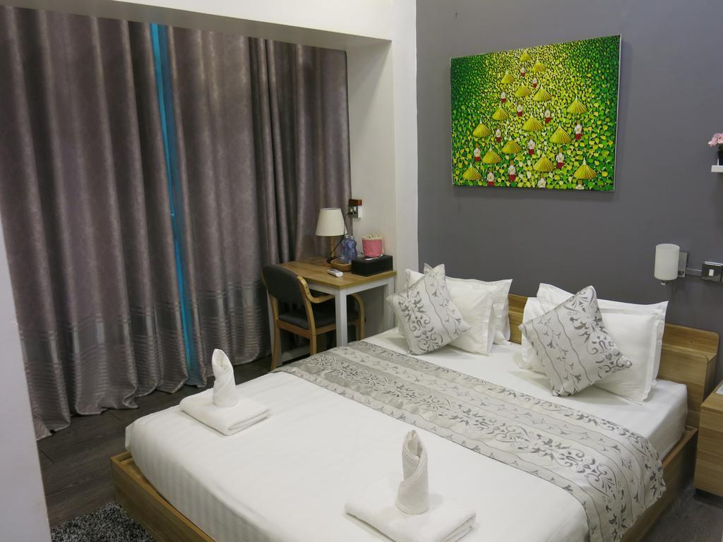 Check In @ Downtown Yangon Hotell Exteriör bild