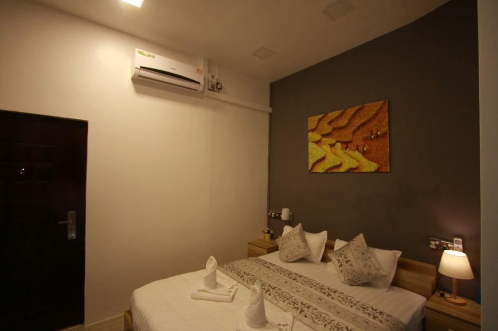 Check In @ Downtown Yangon Hotell Exteriör bild