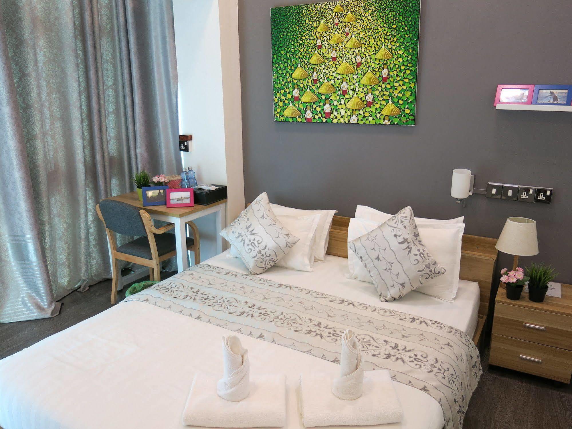 Check In @ Downtown Yangon Hotell Exteriör bild