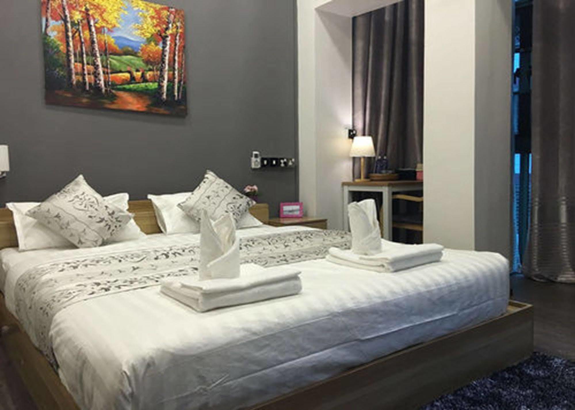 Check In @ Downtown Yangon Hotell Exteriör bild