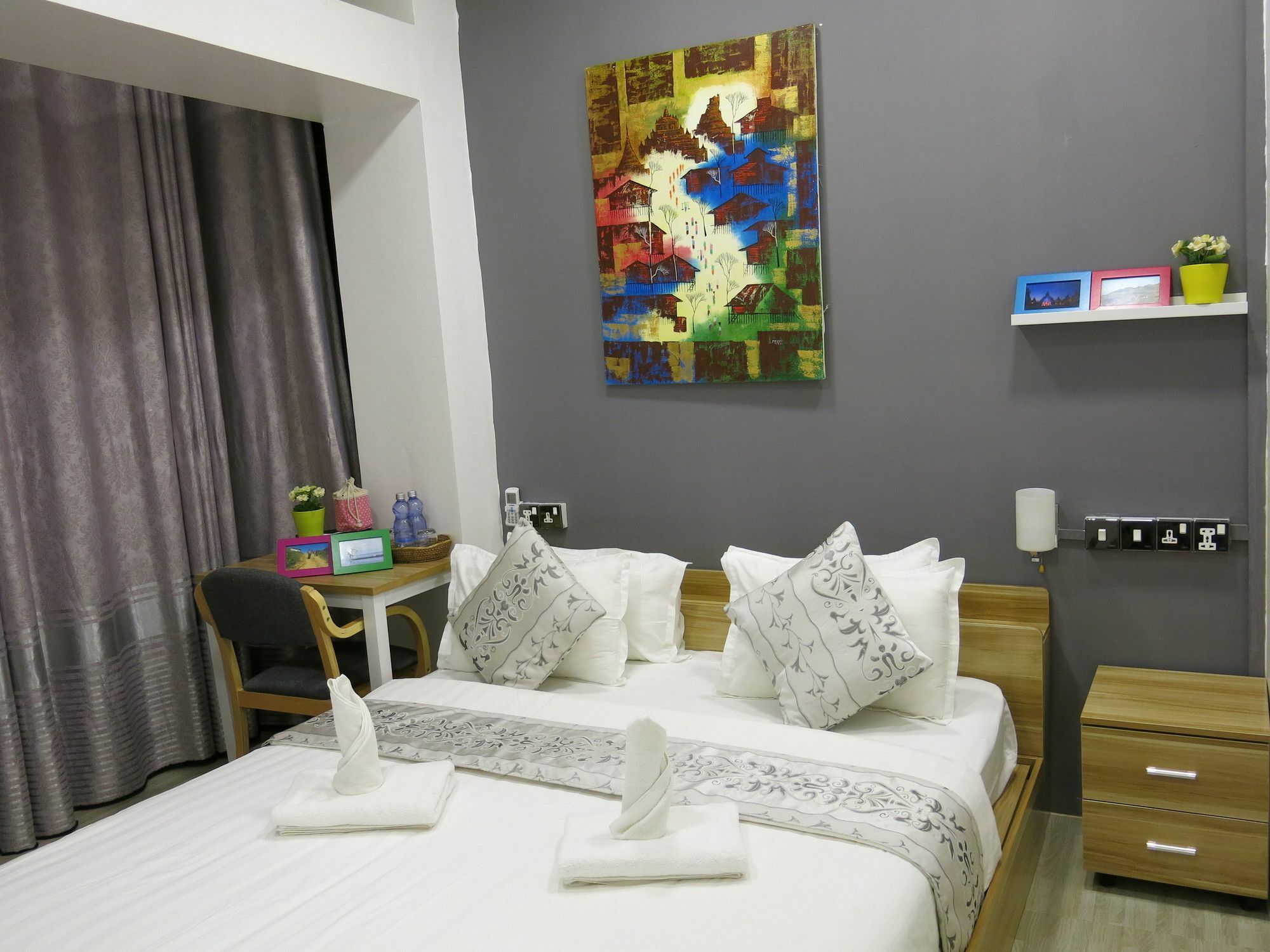 Check In @ Downtown Yangon Hotell Exteriör bild