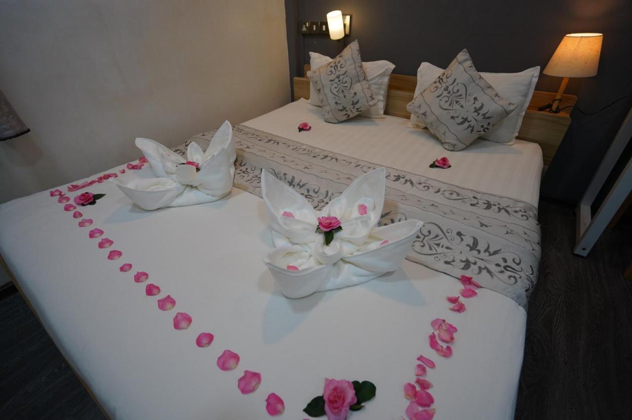 Check In @ Downtown Yangon Hotell Exteriör bild
